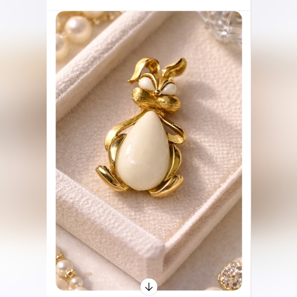 Trifari Jewelry - Rare Crown Trifari  Gold and Cream Rabbit Cabochon Jelly Belly Brooch
